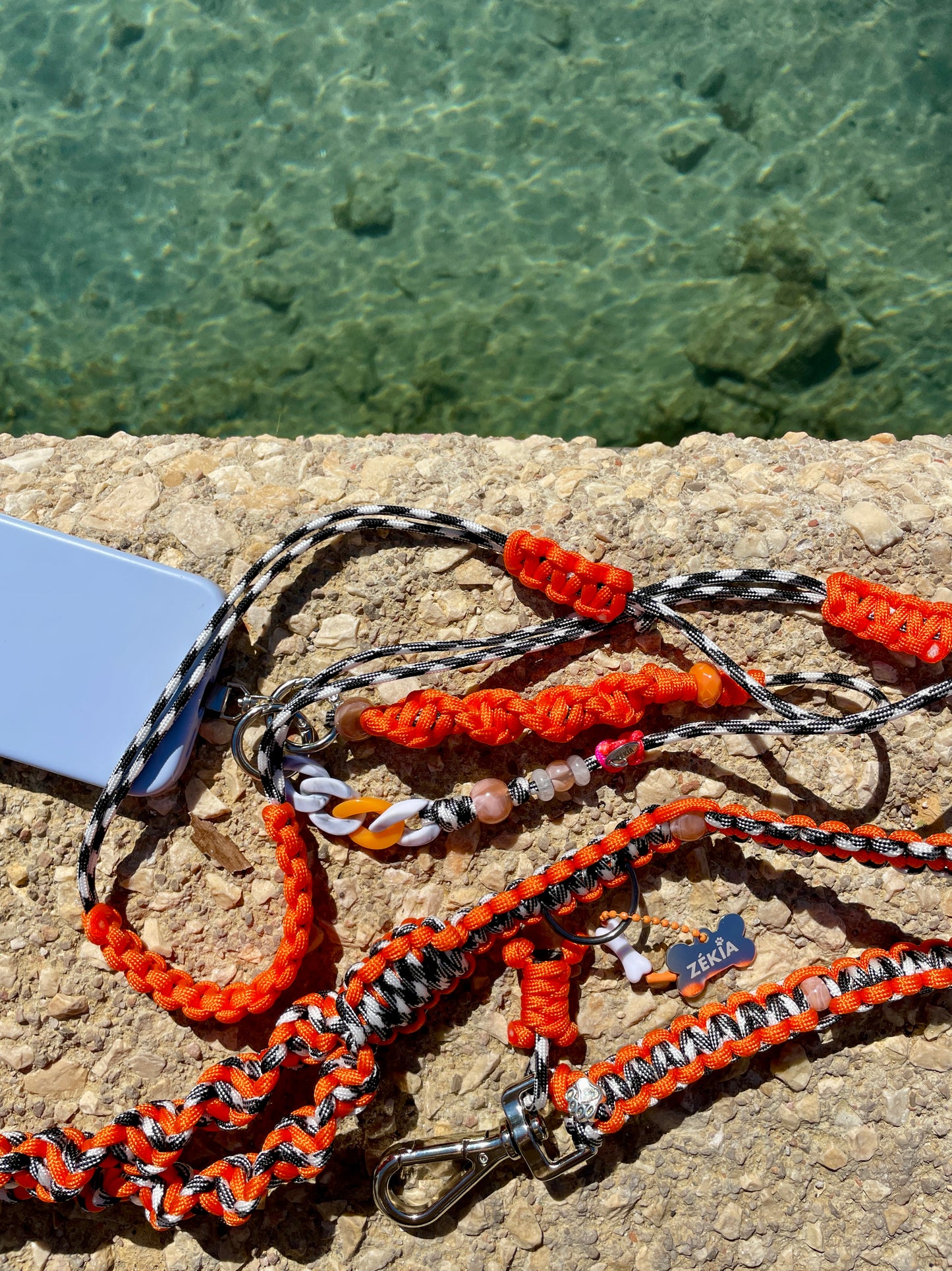 Laisse pour chien et cordon de téléphone assorti pour duo chien et humain. Fait main en paracorde solide à Marseille