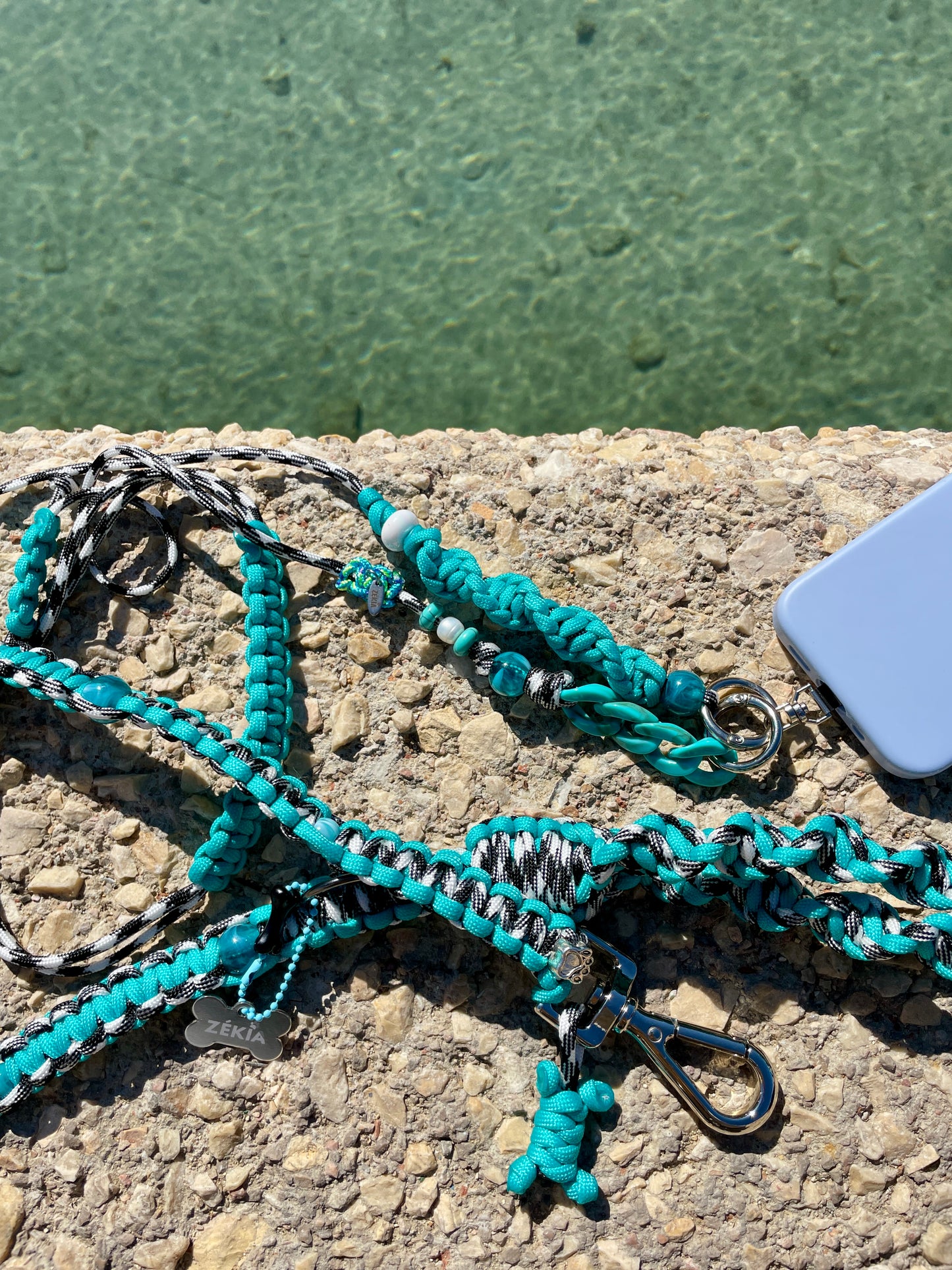 Laisse pour chien et cordon de téléphone assorti pour duo chien et humain. Fait main en paracorde solide à Marseille