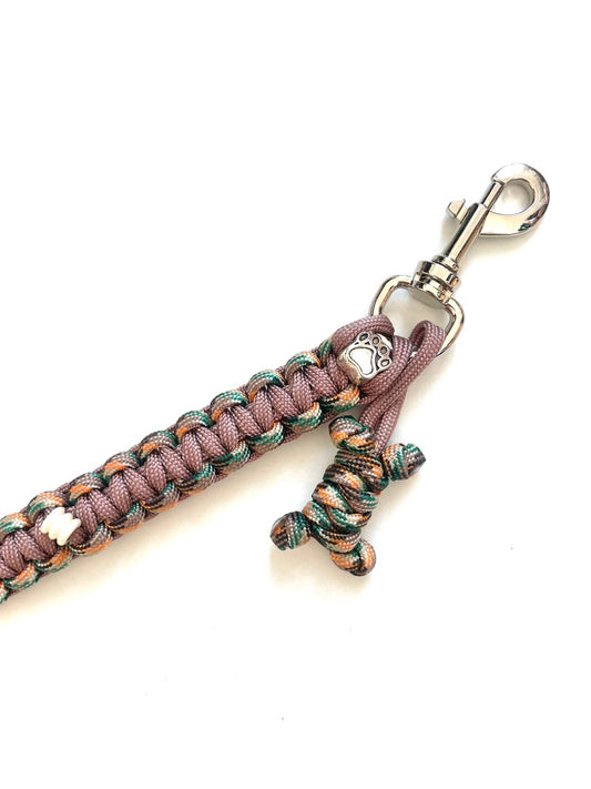 laisse pour chien en paracorde solide tressée à la main à marseille. Stylée avec ses détails, elle devient l'accessoire bijou des balades