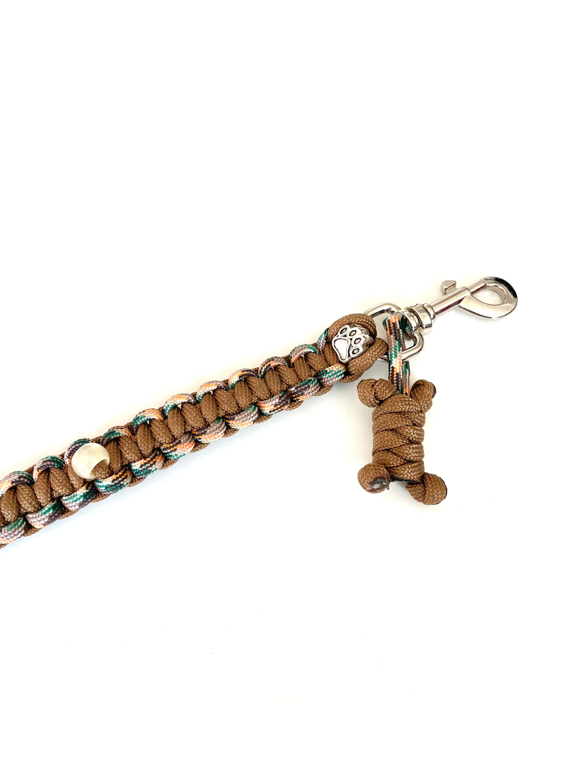 Laisse de balade pour chien en paracorde solide et résistante avec détails perles. Laisse faite main, France, couleurs : bronze.