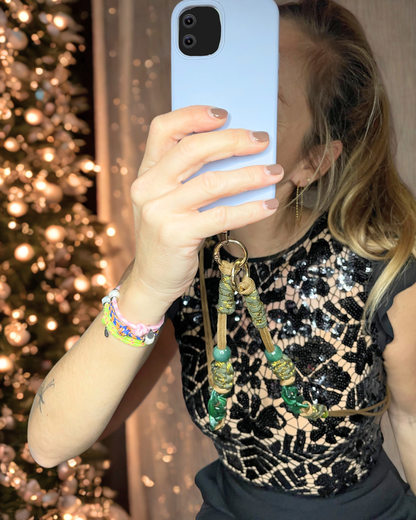 cordon telephone marron kaki dore lanyard en paracorde ajustable reglable fait main artisanat marseille accessoire bijou idée cadeau femme version portée