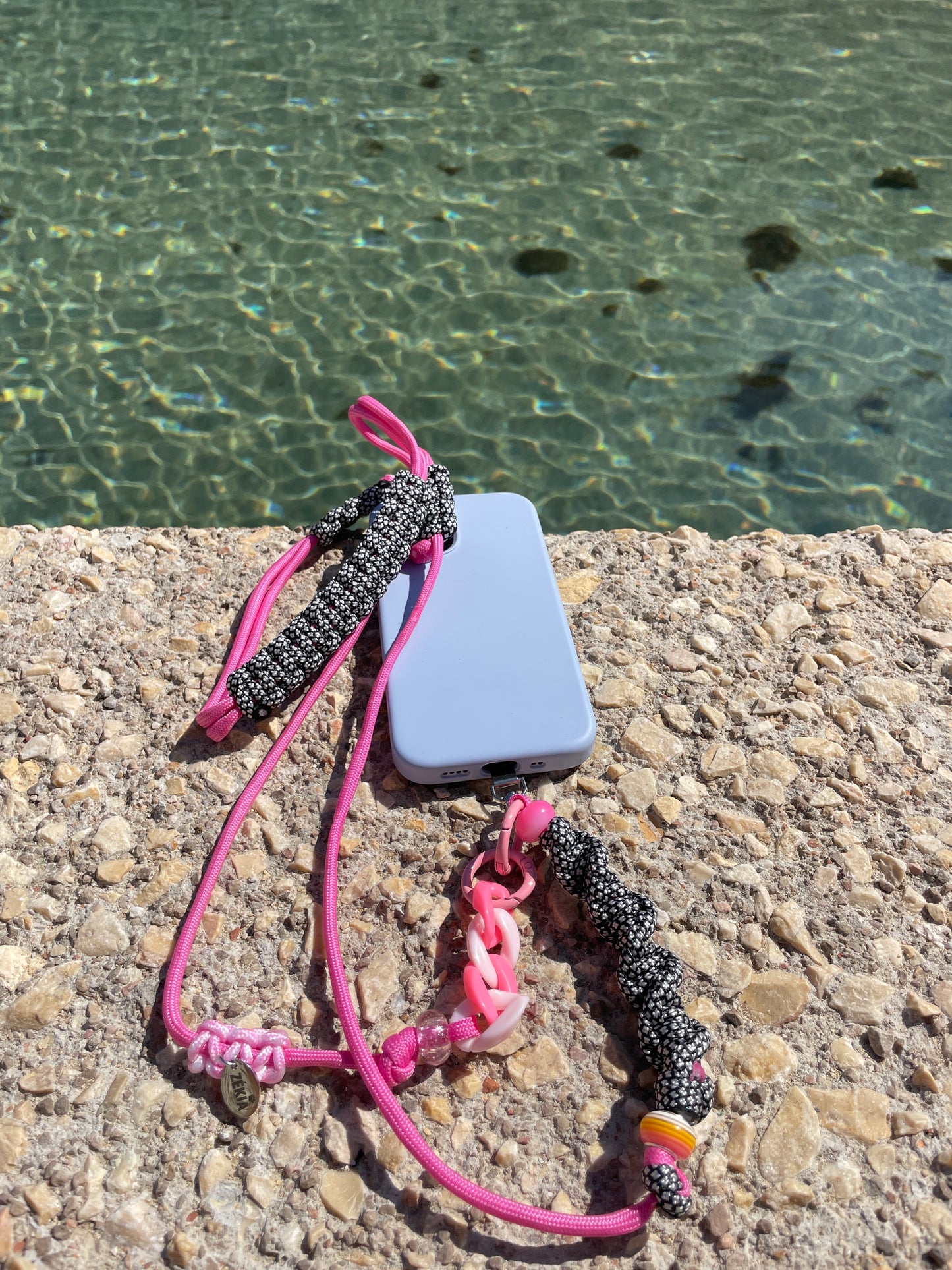 lanière de téléphone ajustable en paracorde solide rose. Fait main, France.