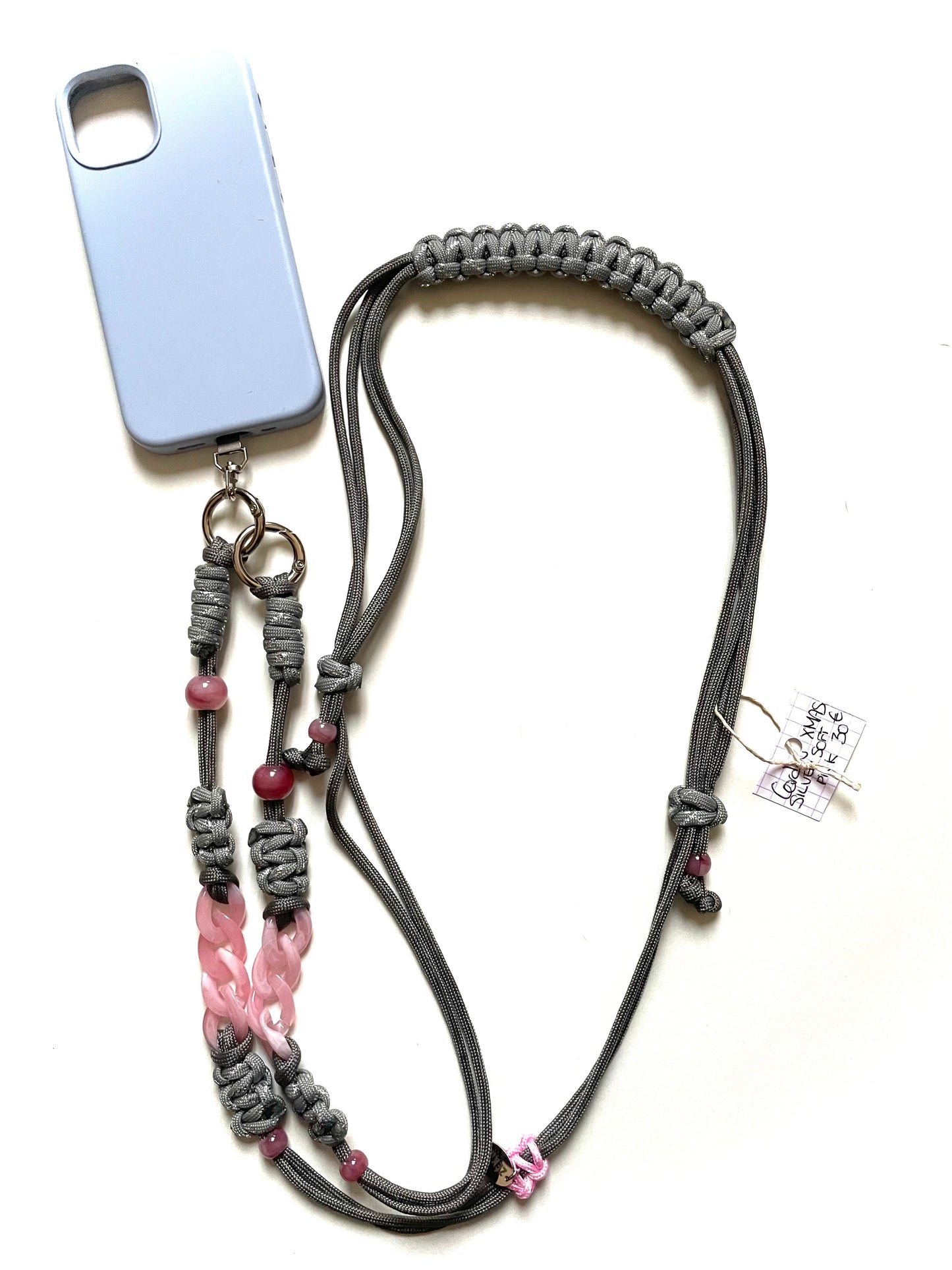 cordon téléphone silver soft pink, accessoire bijou pour donner du style à sa tenue. Fait main à Marseille, artisanal. pratique et stylé.