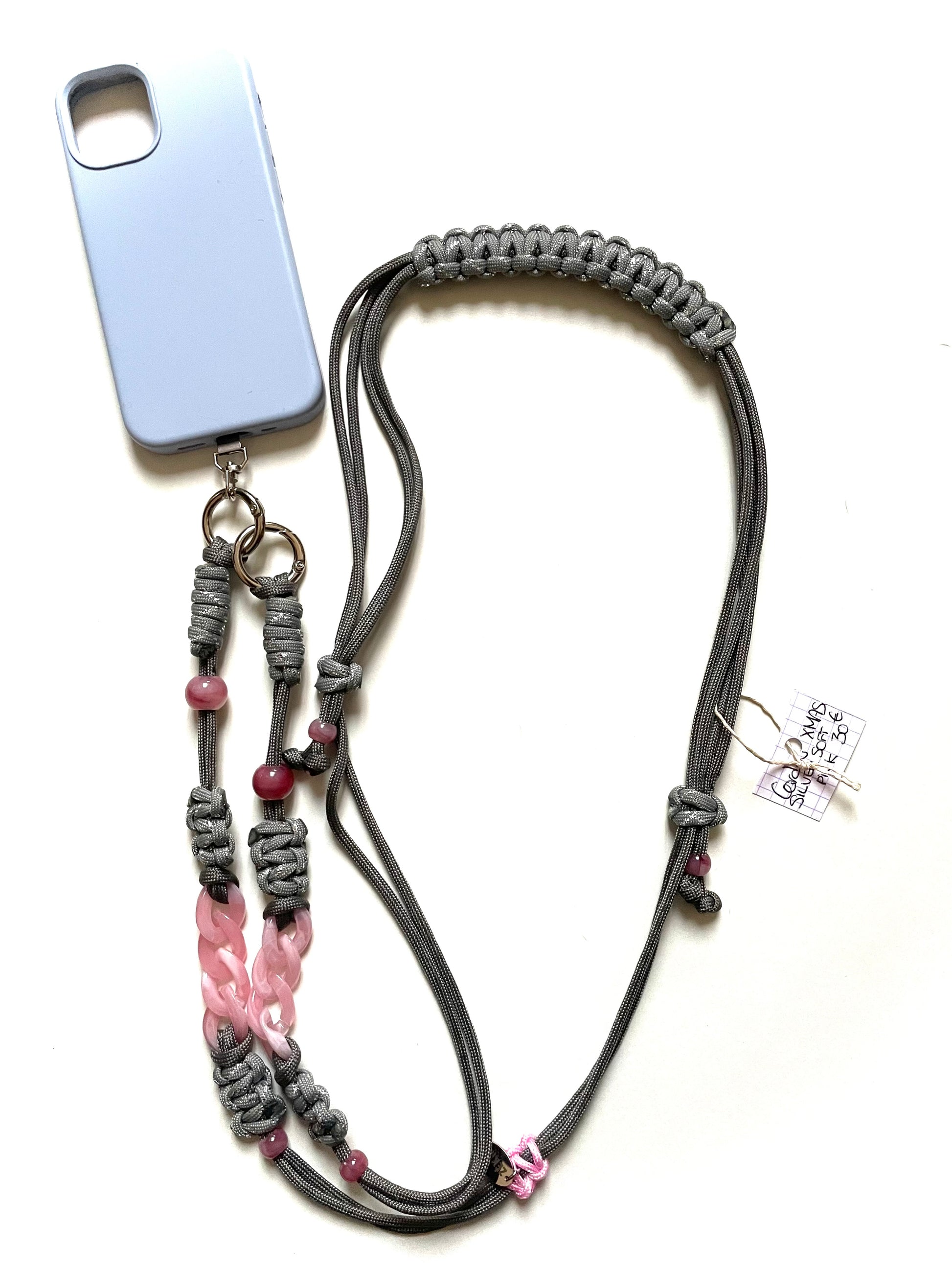 cordon téléphone silver soft pink, accessoire bijou pour donner du style à sa tenue. Fait main à Marseille, artisanal. pratique et stylé.