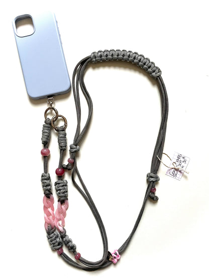 cordon téléphone silver soft pink, accessoire bijou pour donner du style à sa tenue. Fait main à Marseille, artisanal. pratique et stylé.