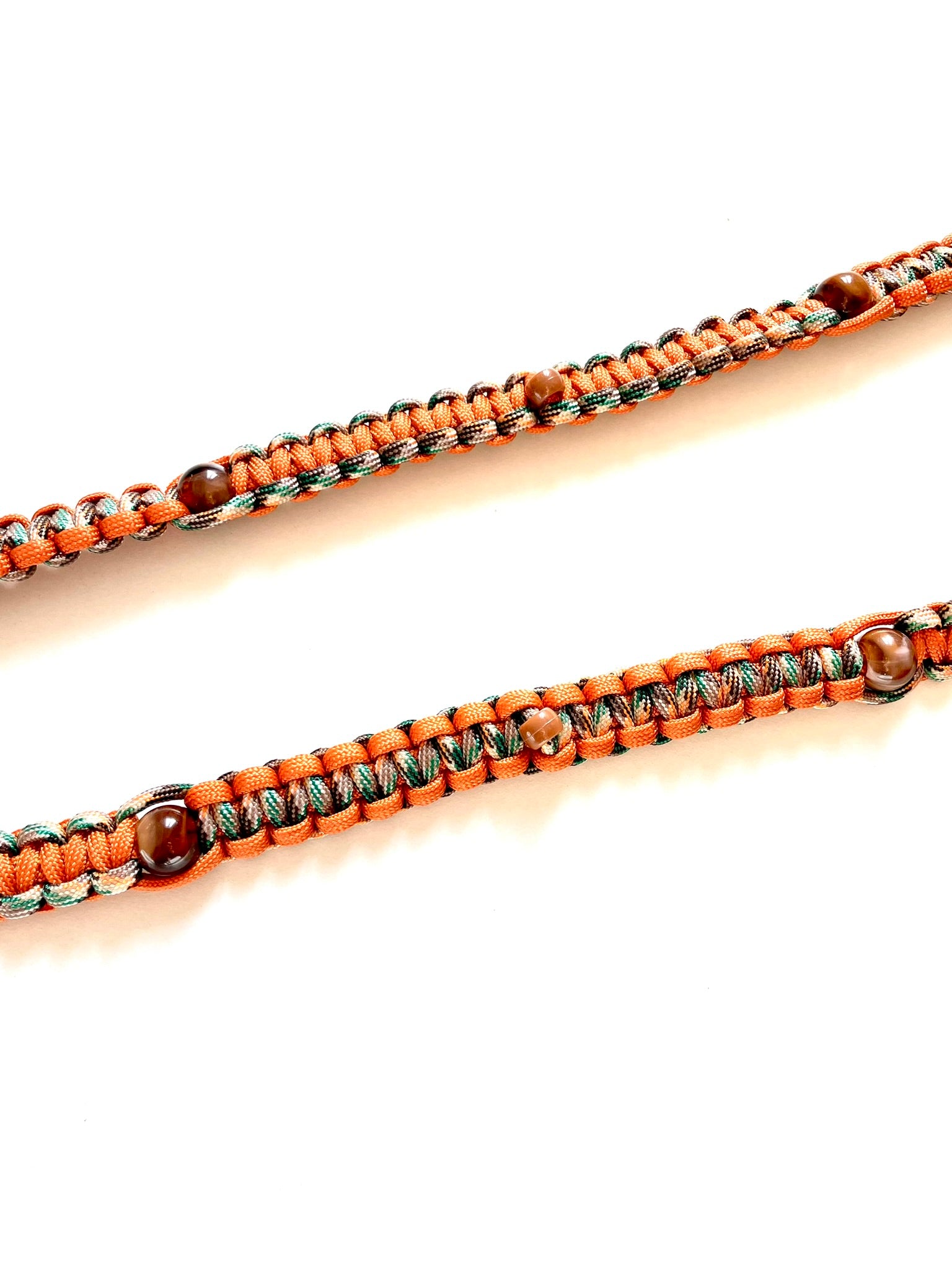 Laisse pour chien en paracorde solide. Couleurs : orange, beige et vert