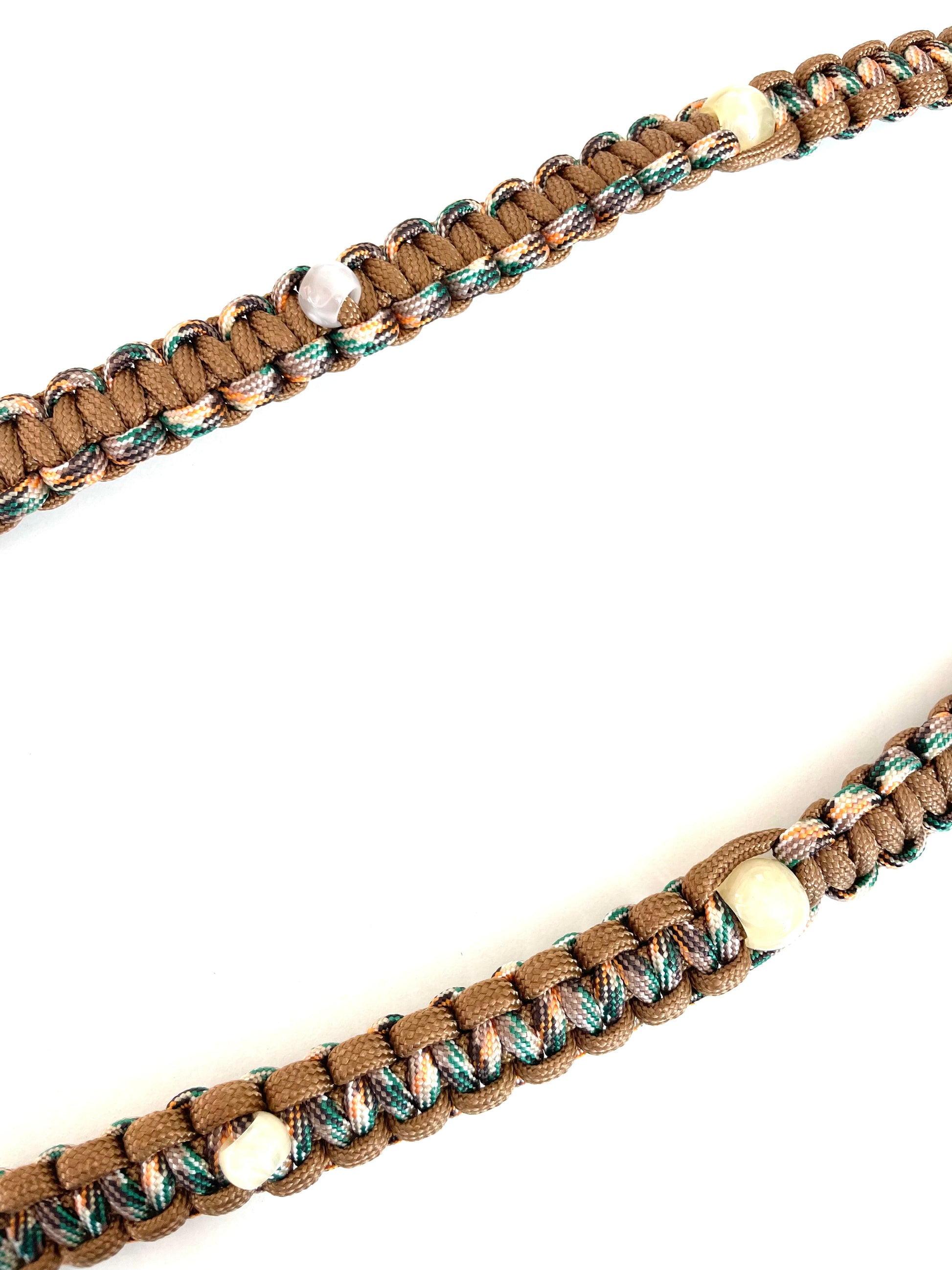 Laisse de balade pour chien en paracorde solide et résistante avec détails perles. Laisse faite main, France, couleurs : bronze.