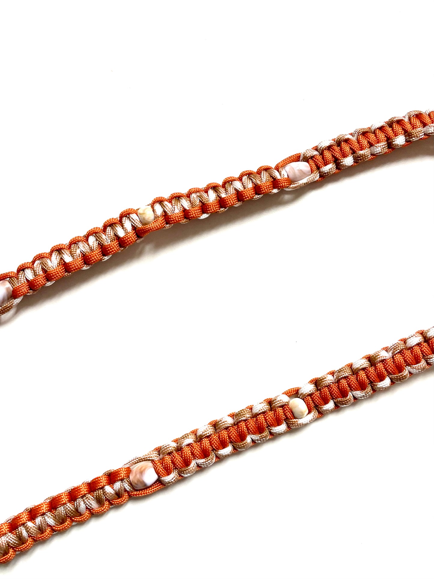 Laisse pour chien en paracorde solide fait main à marseille, orange et beige. Laisse stylée et tendance artisanale