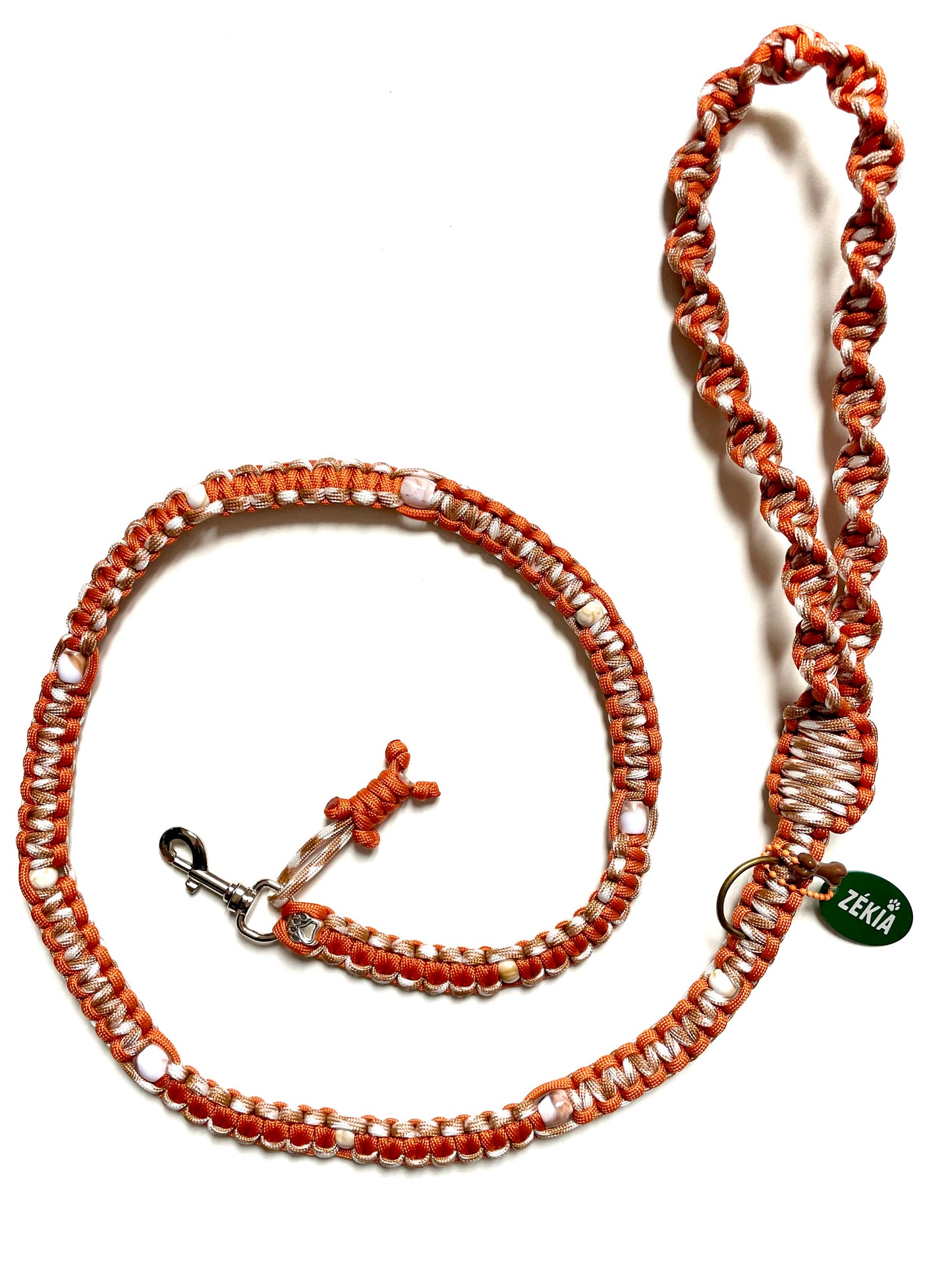 Laisse pour chien en paracorde solide fait main à marseille, orange et beige. Laisse stylée et tendance artisanale