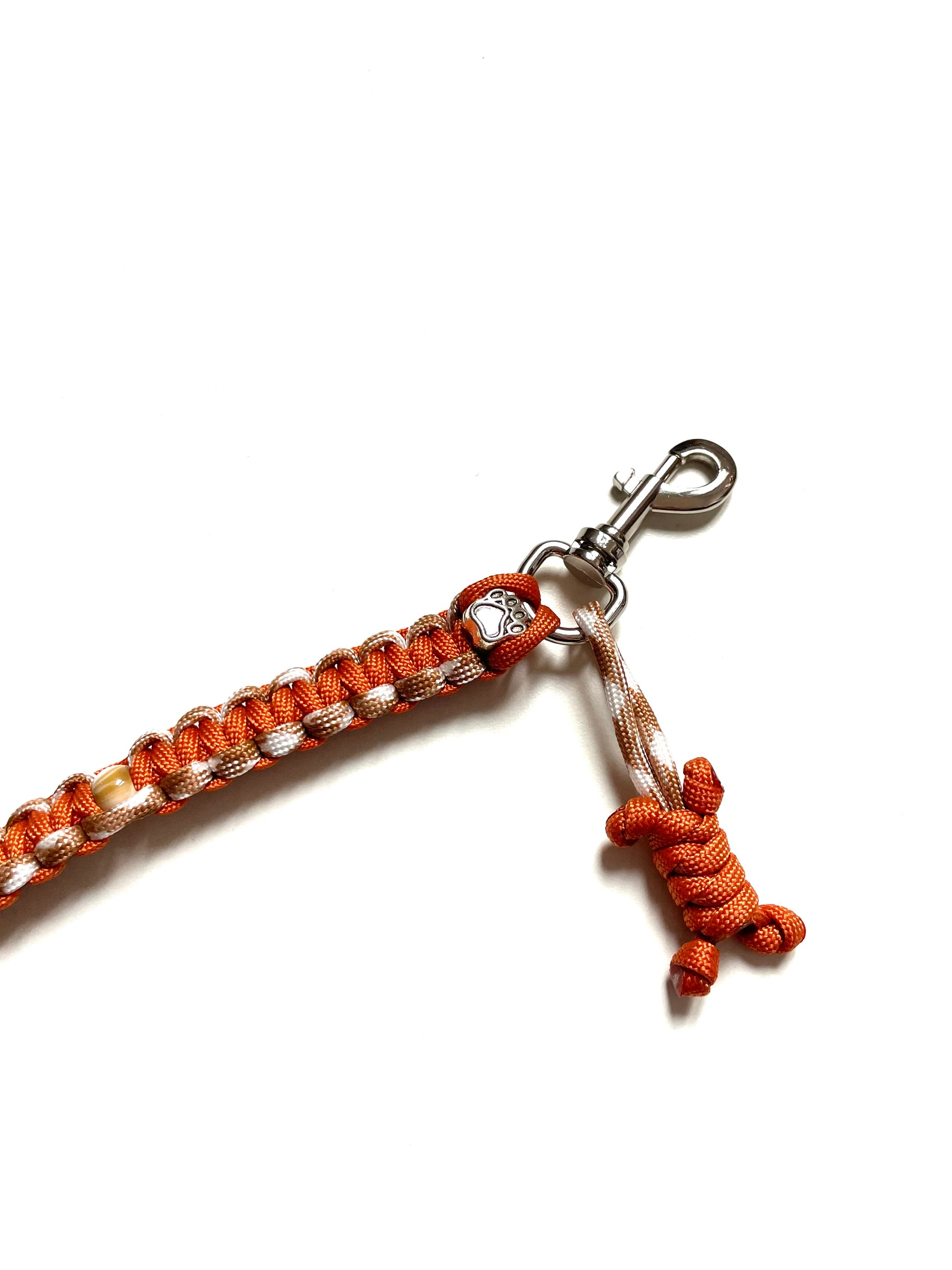 Laisse pour chien en paracorde solide fait main à marseille, orange et beige. Laisse stylée et tendance artisanale