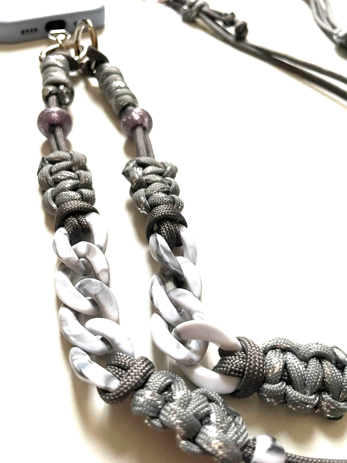 Cordon de telephone ajustable en paracorde fait main Marseille made in france gris argenté lanyard smartphone accessoire bijou gros plan maillon