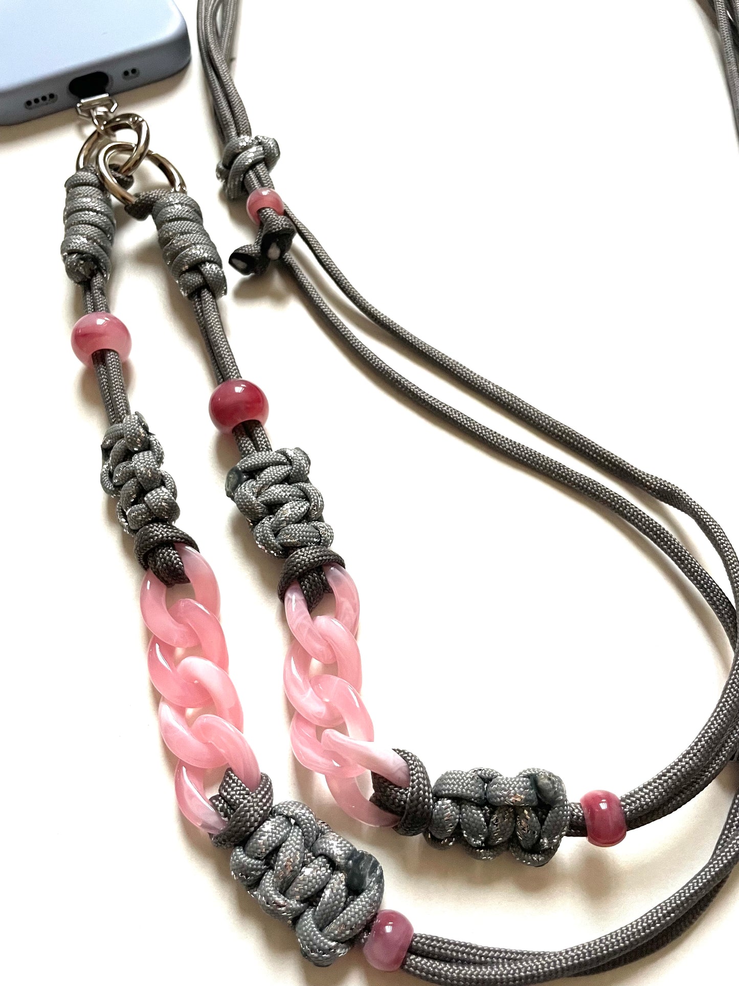 cordon téléphone silver soft pink, accessoire bijou pour donner du style à sa tenue. Fait main à Marseille, artisanal. pratique et stylé. gros plan détail perle et maillon