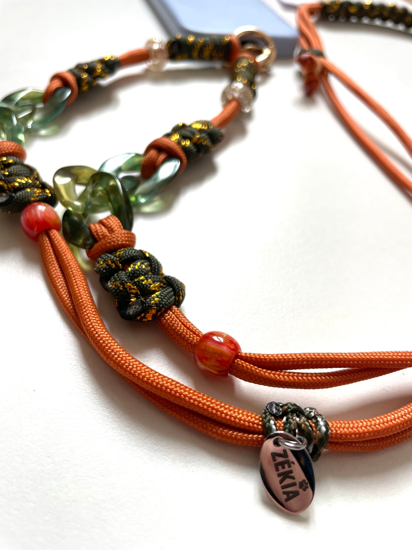 cordon telephone paracorde ajustable couleurs kaki dore orange fait main marseille made in france accessoire bijou idée cadeau lanyard smartphone plaque zekia