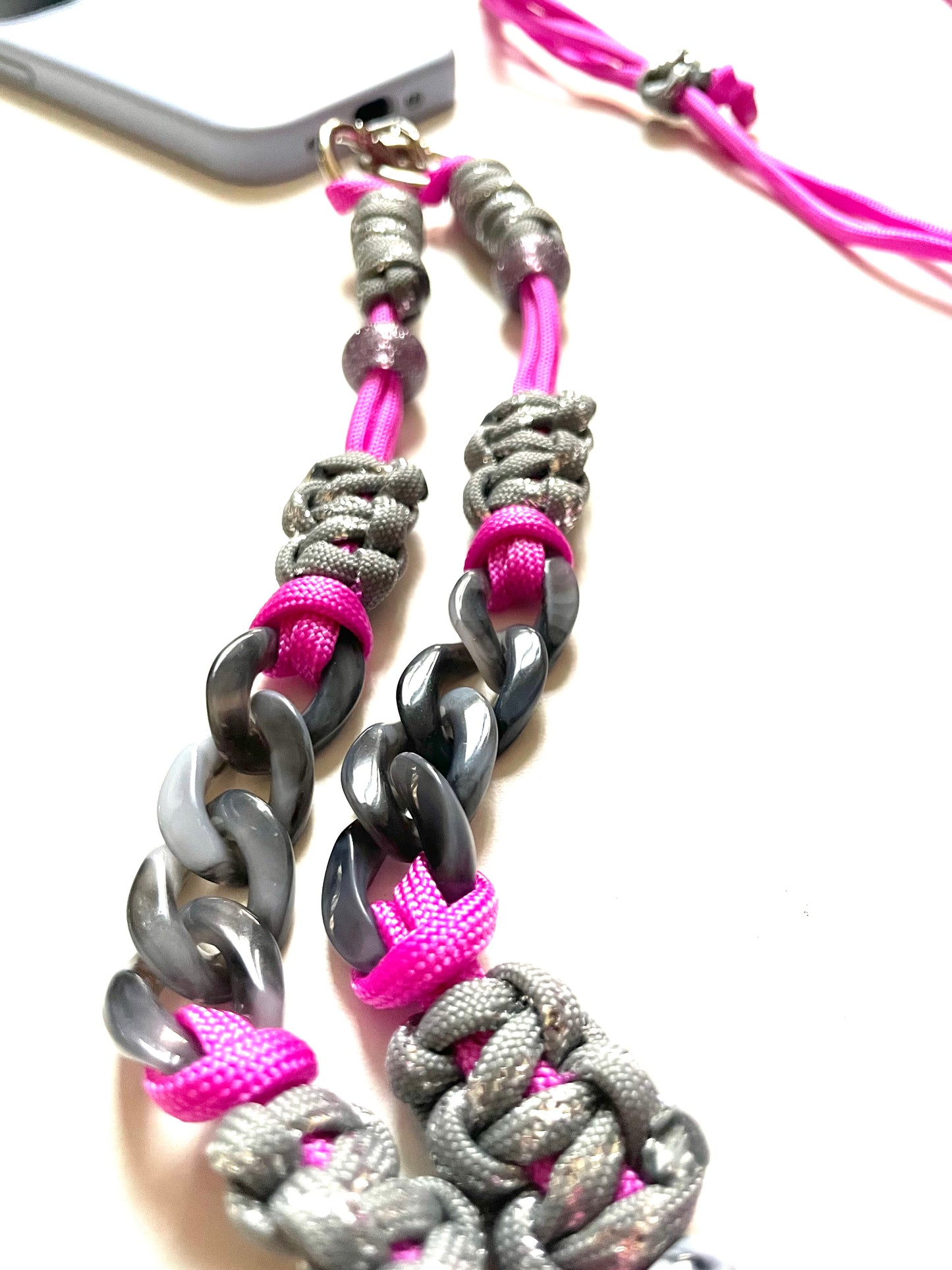 cordon telephone en paracorde artisanal fait main marseille rose gris et argenté accessoire bijou gros plan perle et maillon