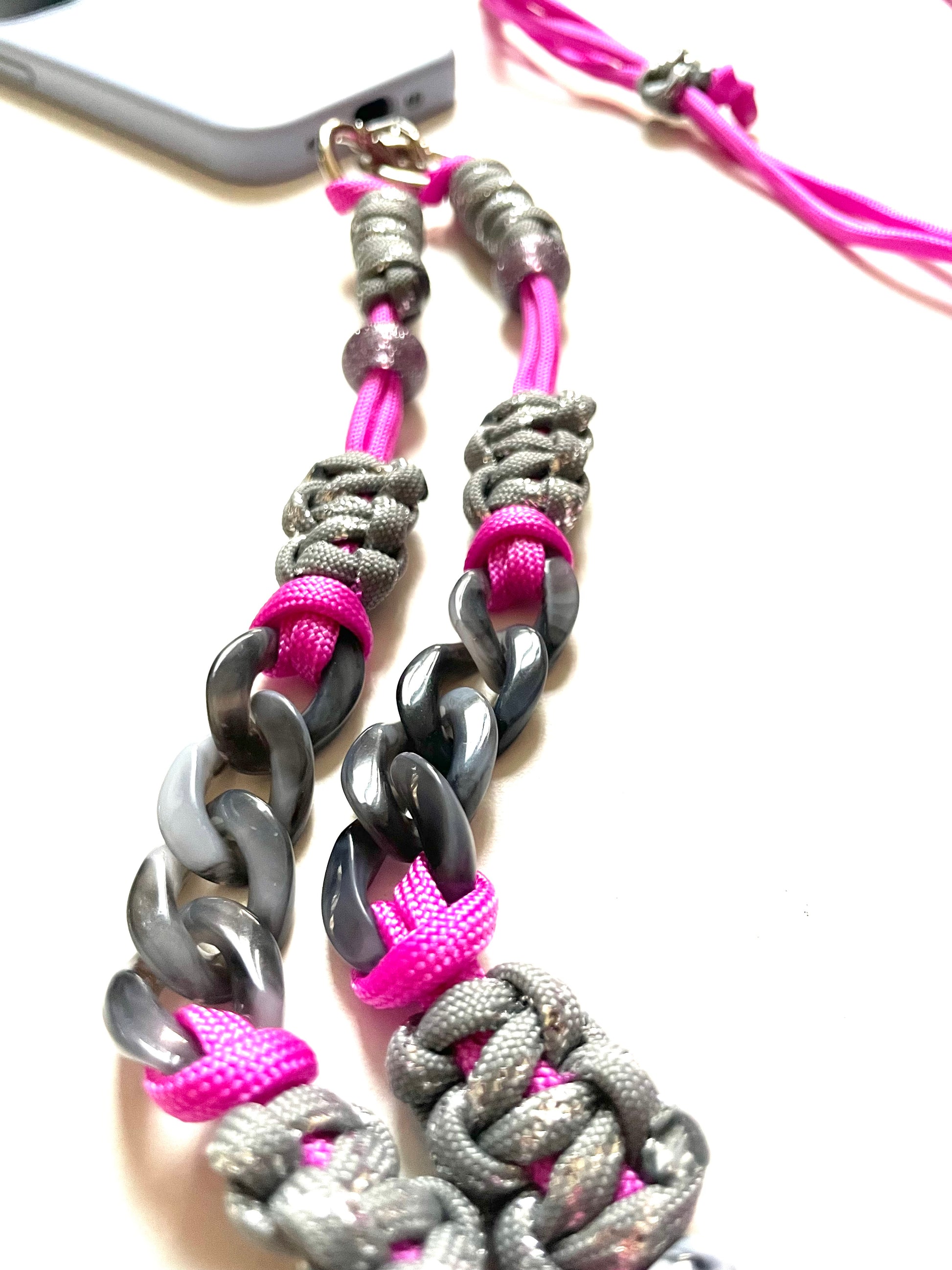 cordon telephone en paracorde artisanal fait main marseille rose gris et argenté accessoire bijou gros plan perle et maillon